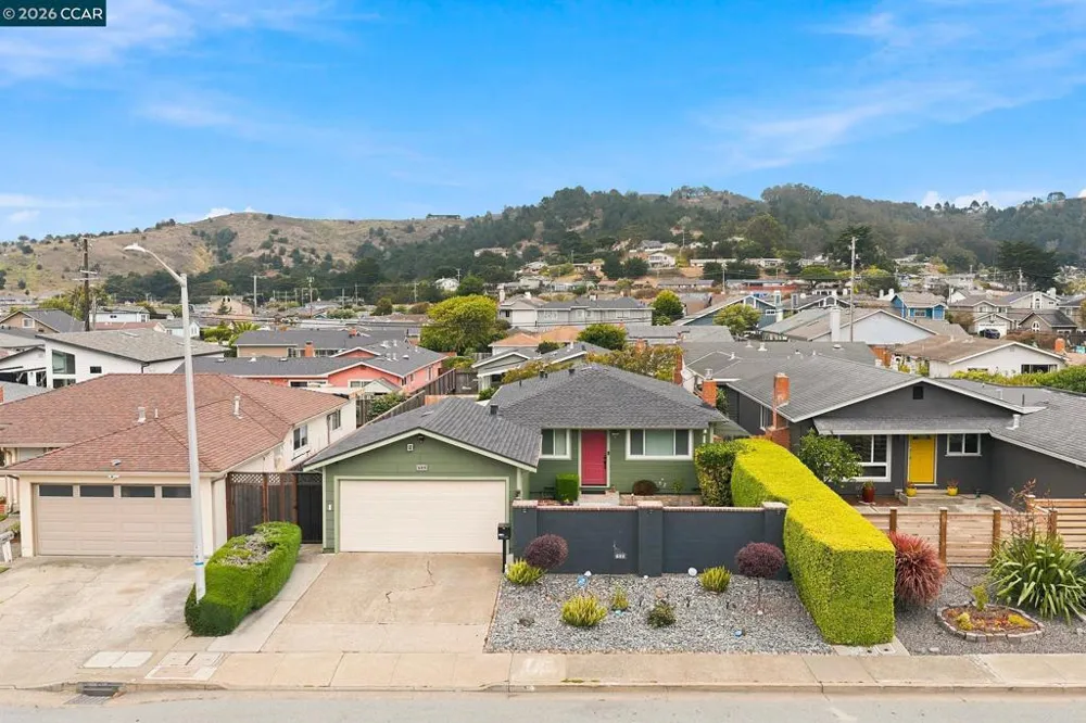 689 Linda Mar Blvd Pacifica, CA 94044