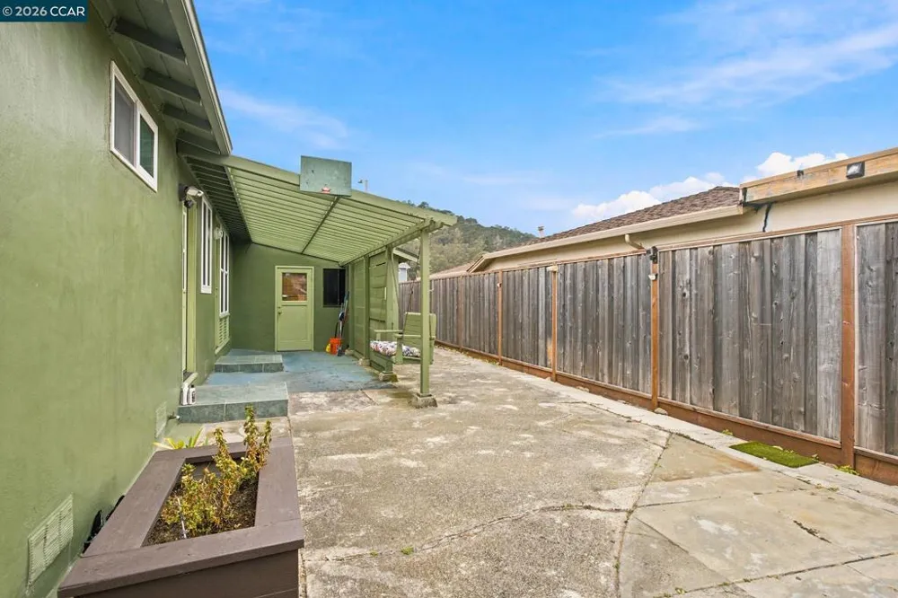 689 Linda Mar Blvd Pacifica, CA 94044