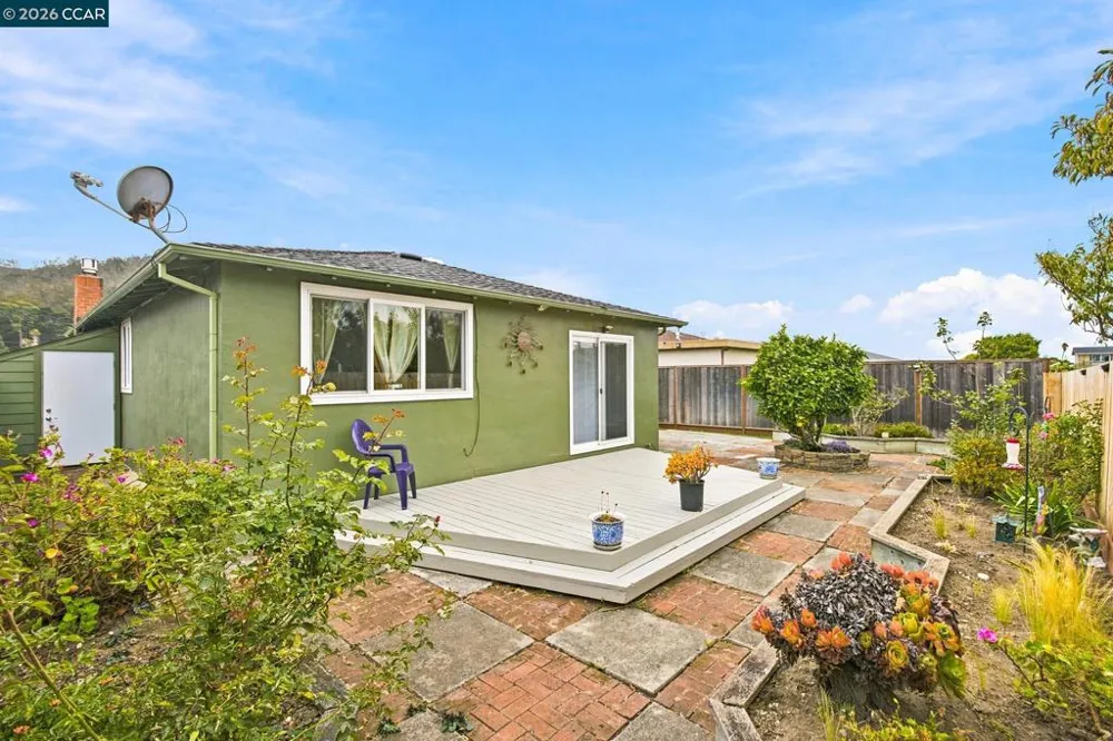 689 Linda Mar Blvd Pacifica, CA 94044