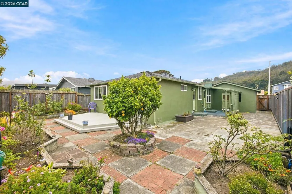 689 Linda Mar Blvd Pacifica, CA 94044