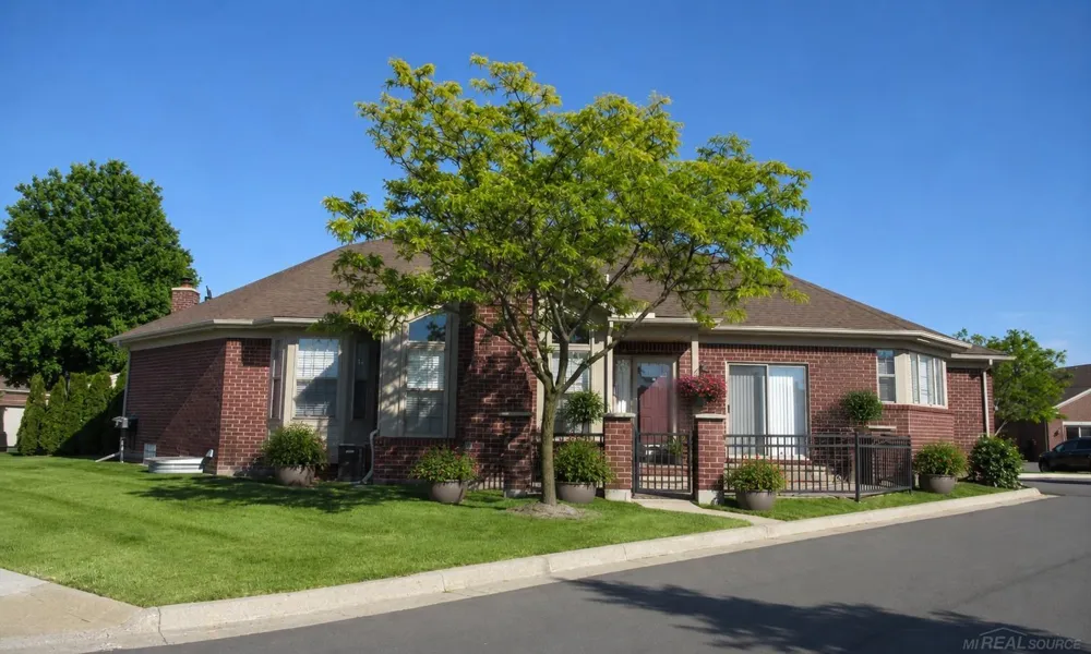 49272 Brodie Court Macomb Township, MI 48042