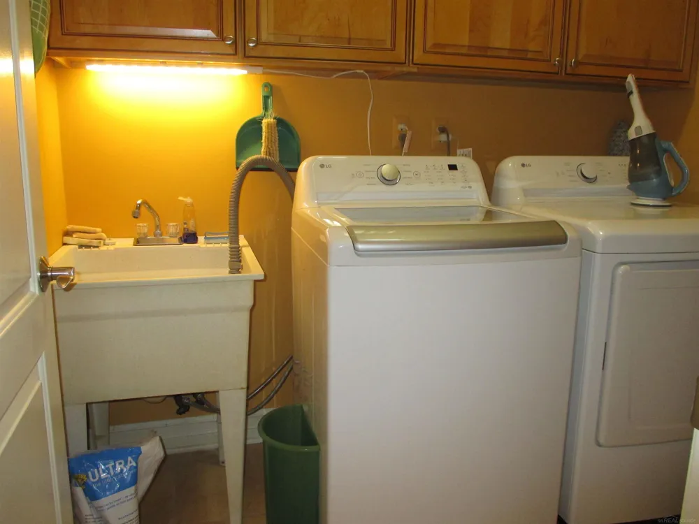 49272 Brodie Court Macomb Township, MI 48042