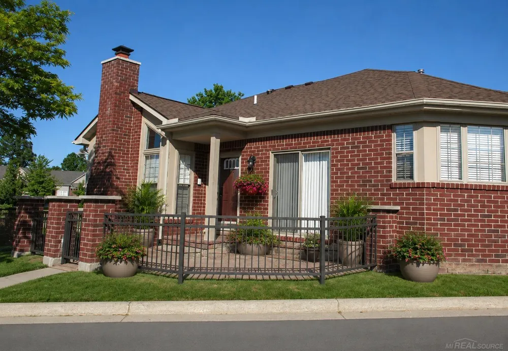 49272 Brodie Court Macomb Township, MI 48042