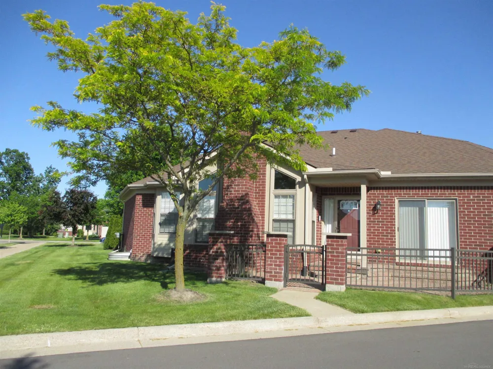 49272 Brodie Court Macomb Township, MI 48042