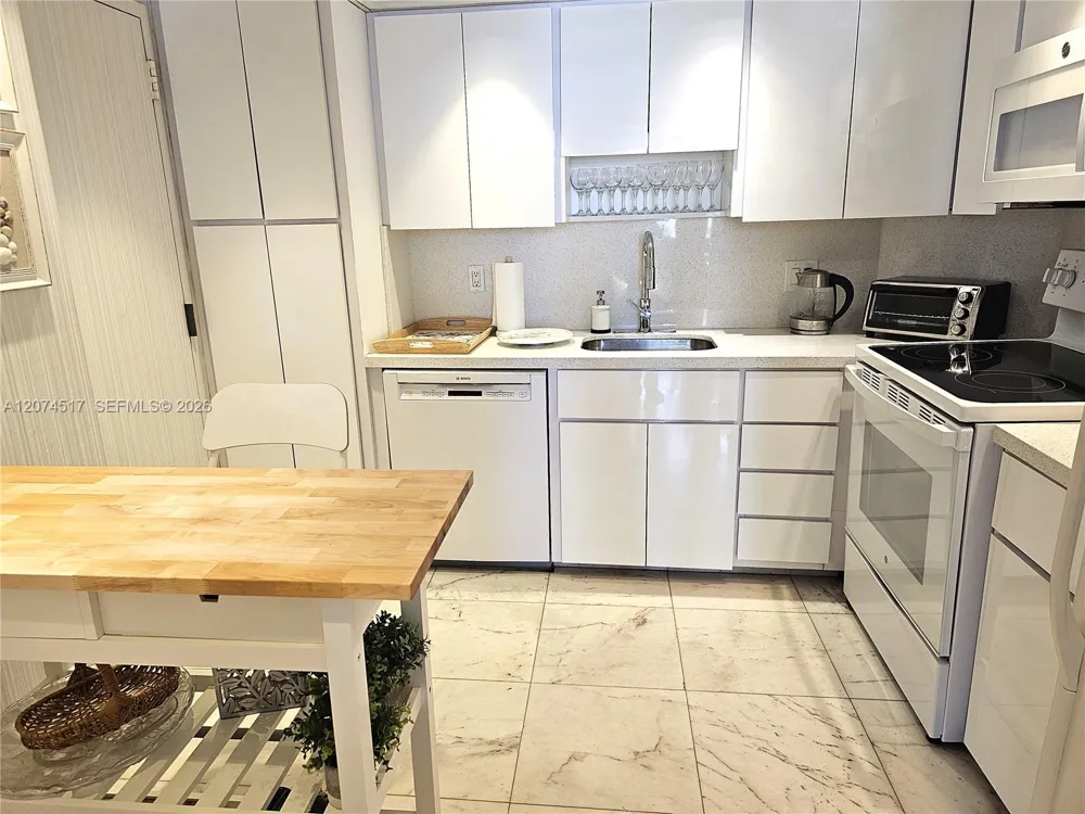 1985 S Ocean Dr #17P Hallandale Beach, FL 33009