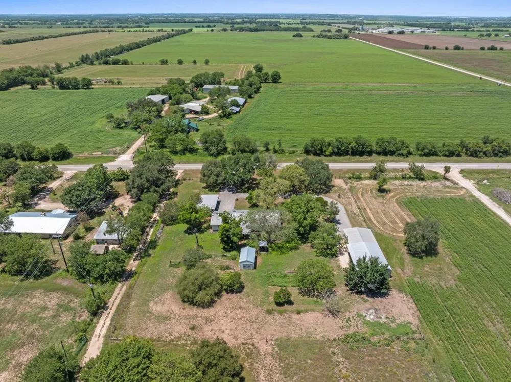 1961 Bolton Road Marion, TX 78124