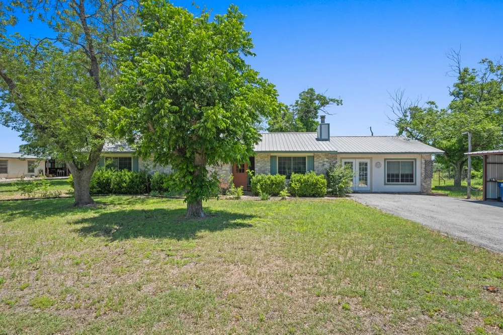 1961 Bolton Road Marion, TX 78124