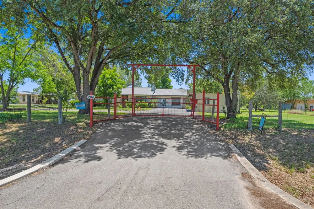 1961 Bolton Road Marion, TX 78124