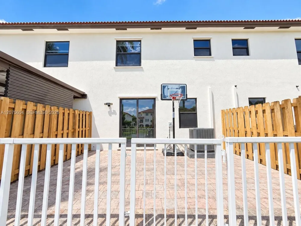 8945 NW 98th Ave Doral, FL 33178
