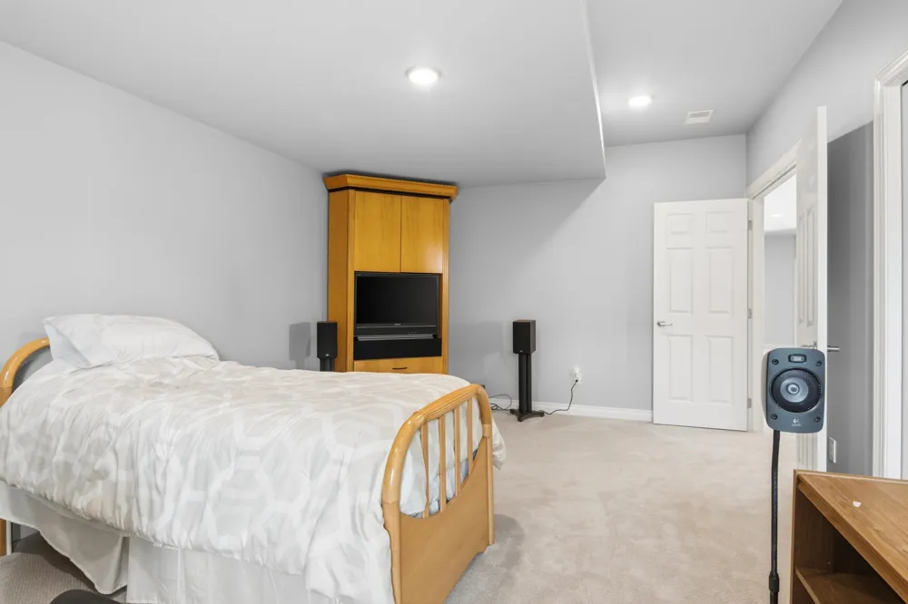 2536 W Crown Drive Garfield Charter Township, MI 49685
