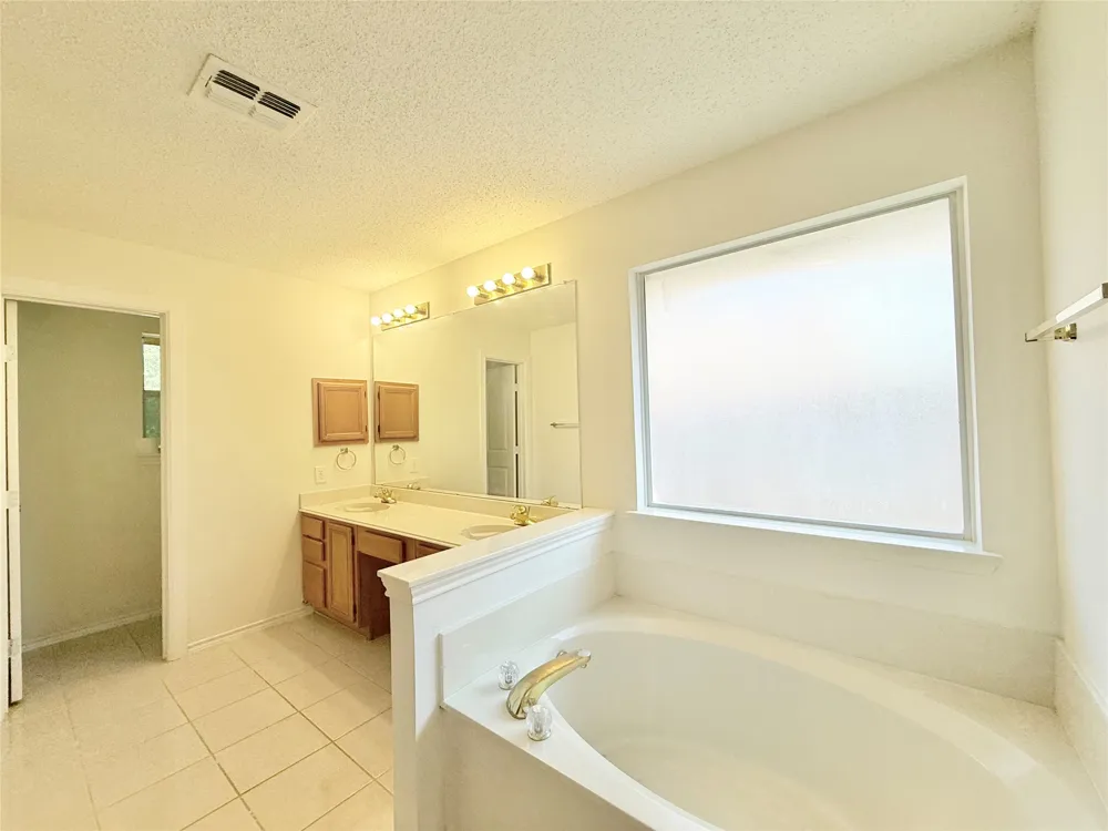 4512 Queenswood Drive Grand Prairie, TX 75052
