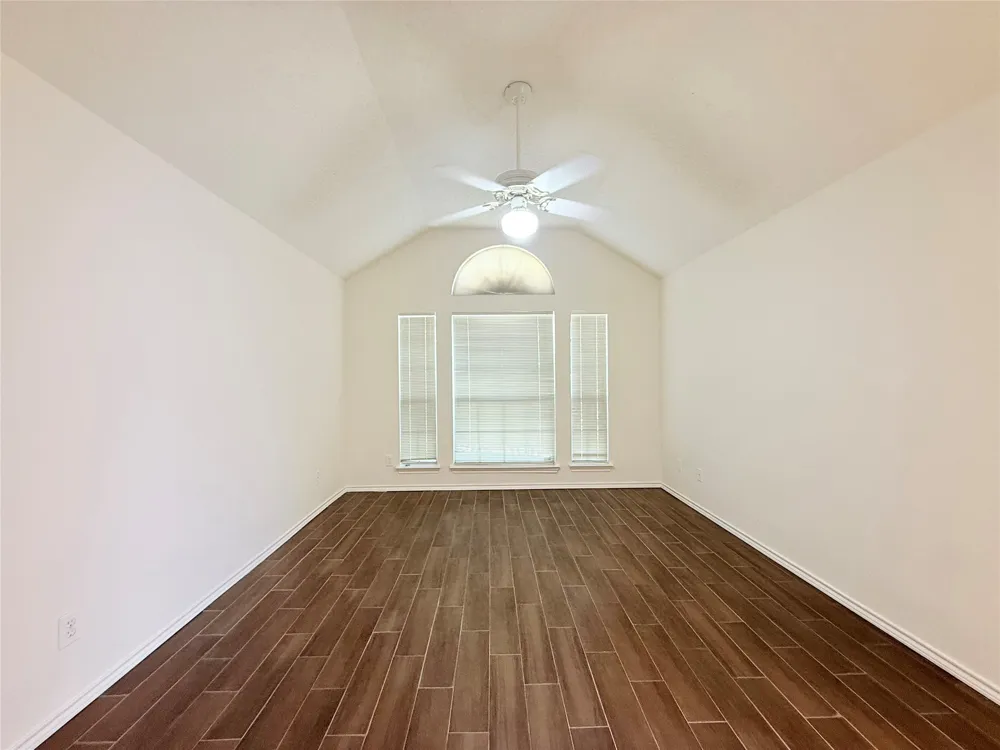 4512 Queenswood Drive Grand Prairie, TX 75052