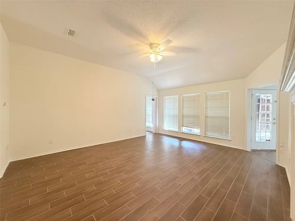 4512 Queenswood Drive Grand Prairie, TX 75052
