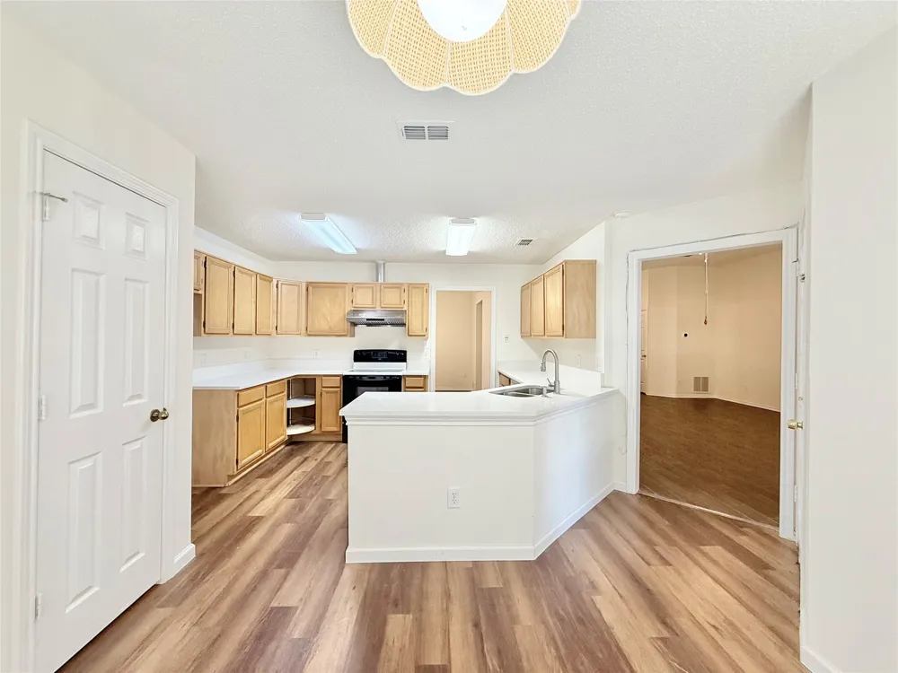 4512 Queenswood Drive Grand Prairie, TX 75052