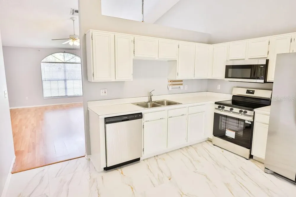 1098 SUGARBERRY TRAIL Oviedo, FL 32765