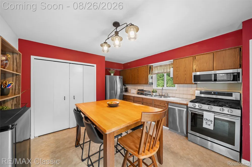 505 E Columbia Belleville City, MI 48111