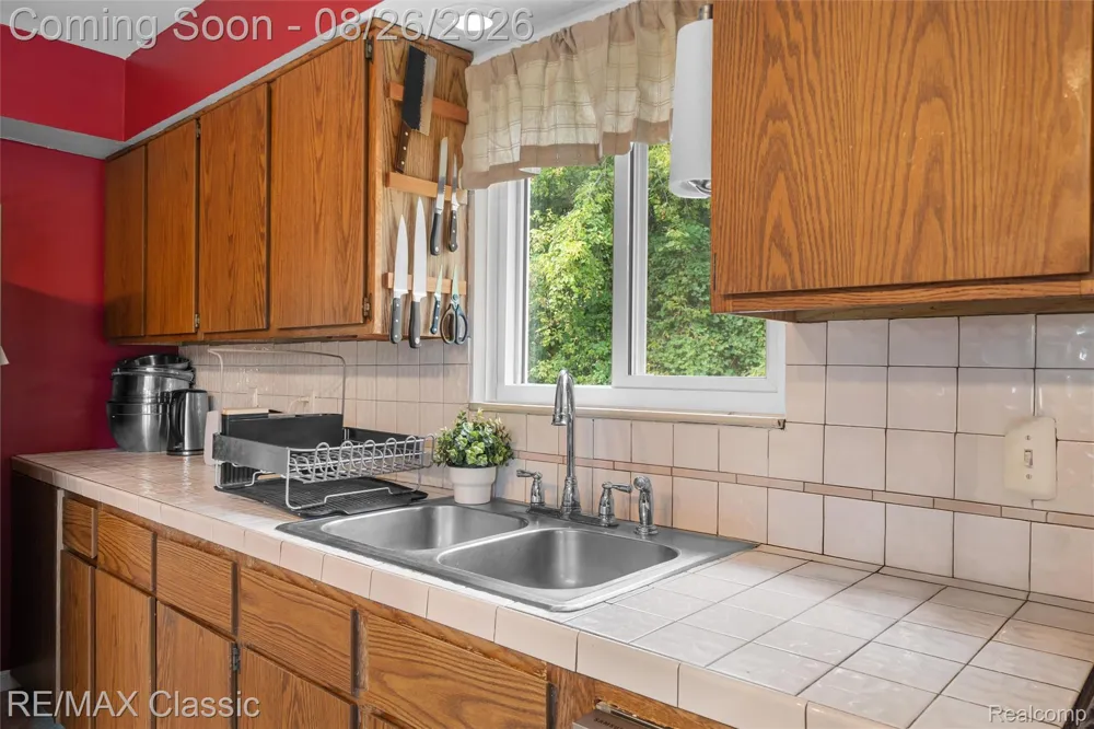 505 E Columbia Belleville City, MI 48111