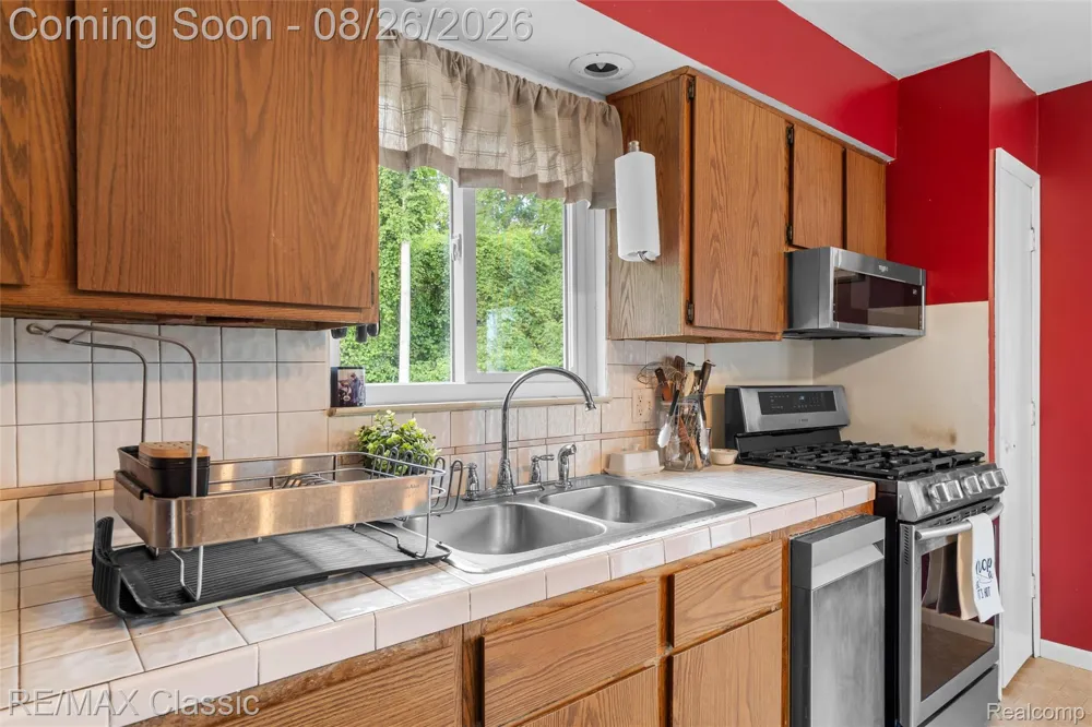 505 E Columbia Belleville City, MI 48111