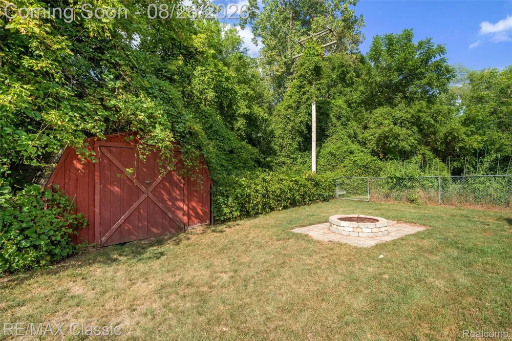 505 E Columbia Belleville City, MI 48111