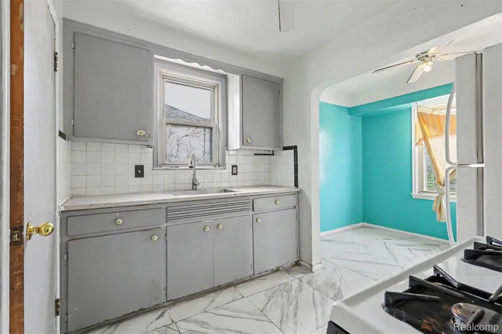 1423 Cicotte Avenue Lincoln Park City, MI 48146