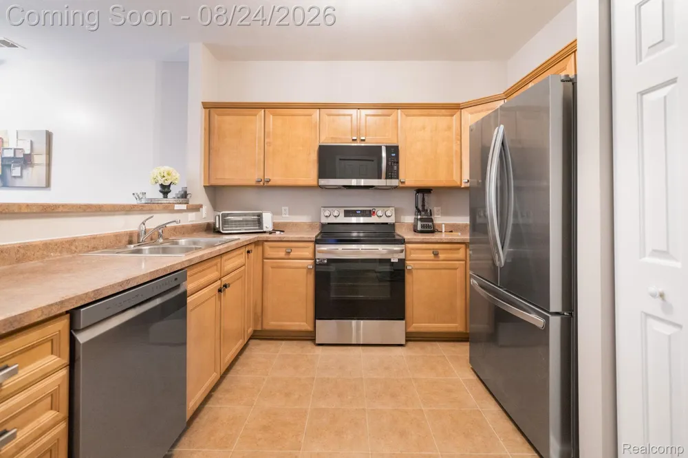 17372 Windflower Drive Southfield City, MI 48076