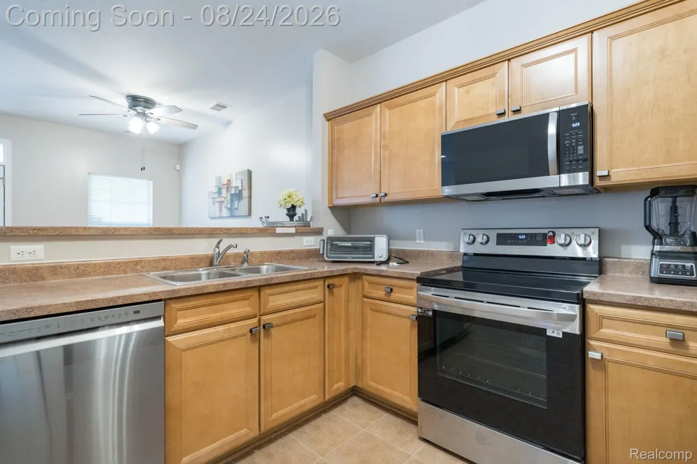 17372 Windflower Drive Southfield City, MI 48076