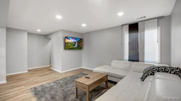 498 SOUTH BOULEVARD W Rochester Hills City, MI 48307