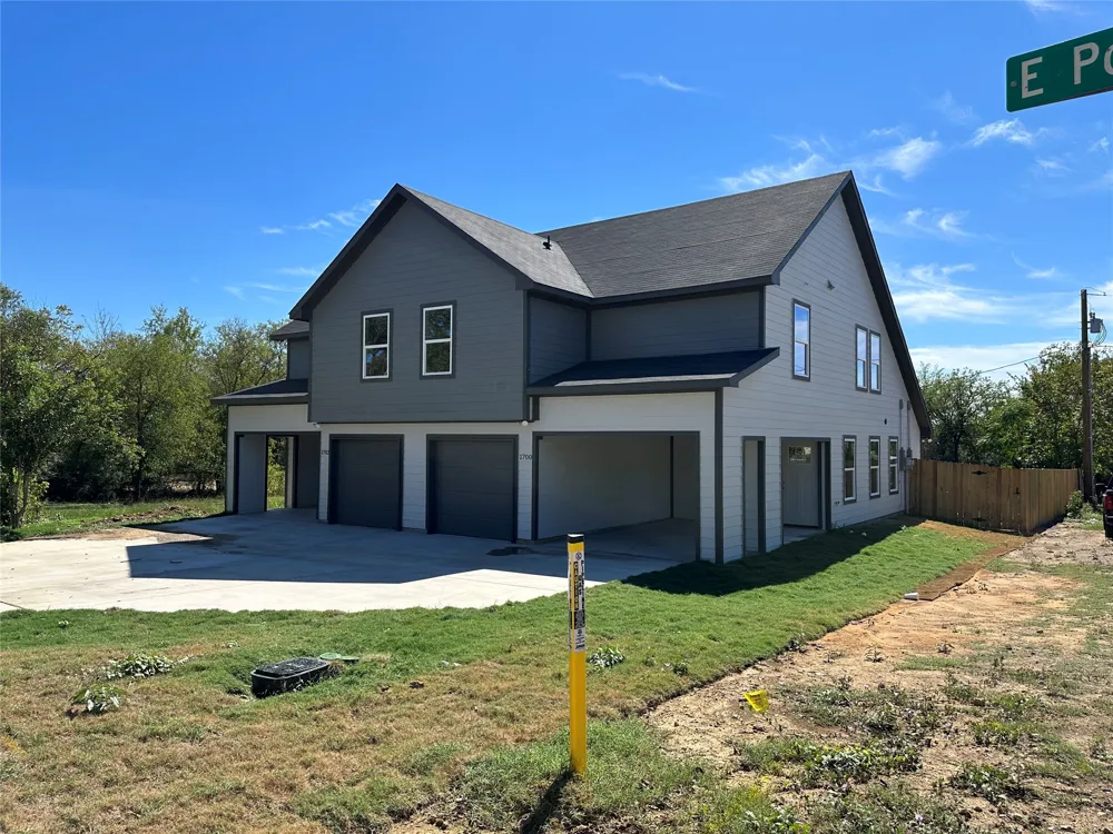 1702 E Powell Avenue Fort Worth, TX 76104