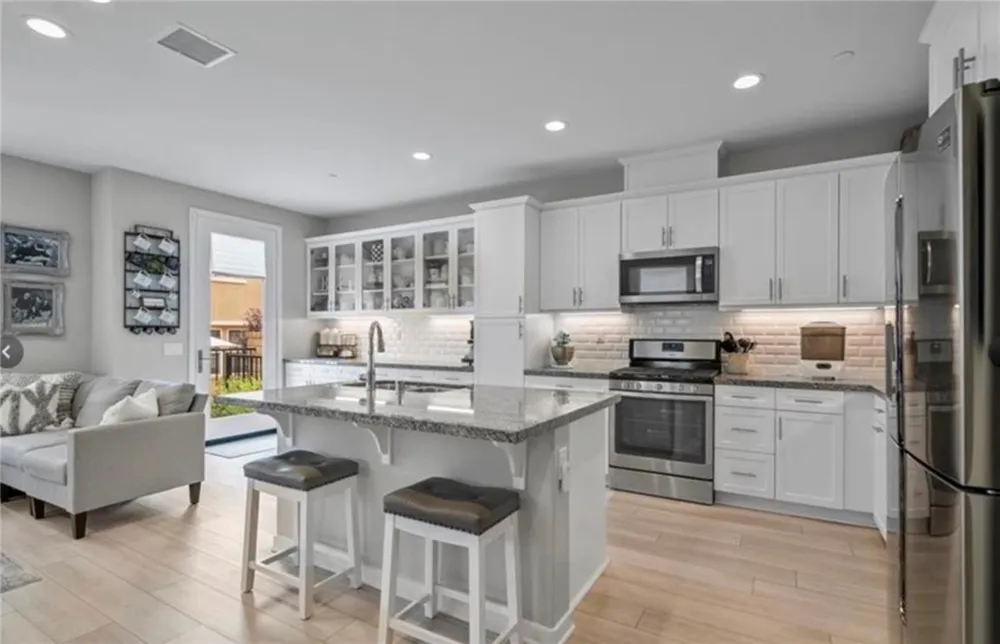 28654 Jadineras dr Valencia, CA 91354