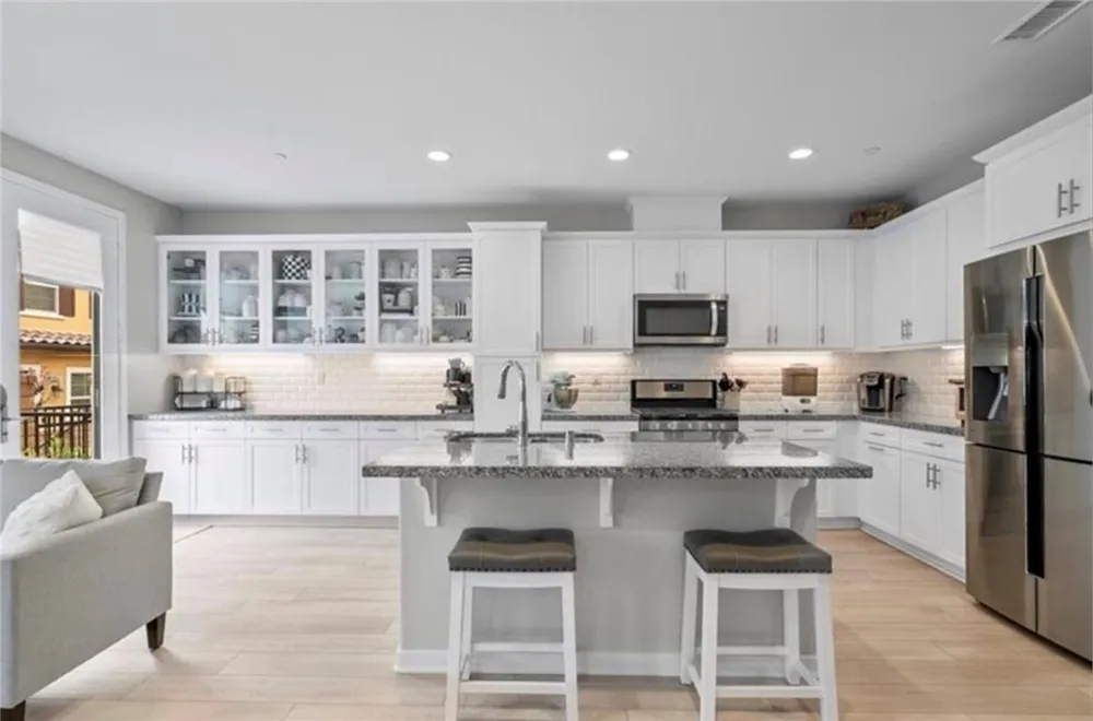 28654 Jadineras dr Valencia, CA 91354