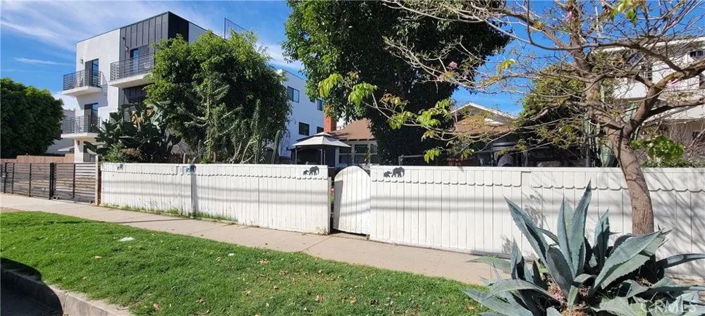 6467 Woodley Van Nuys, CA 91406