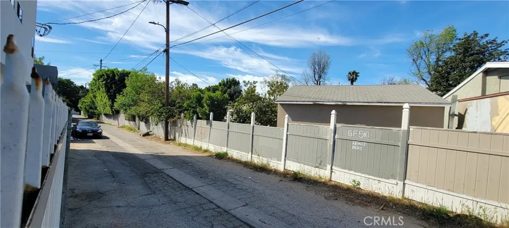 6467 Woodley Van Nuys, CA 91406