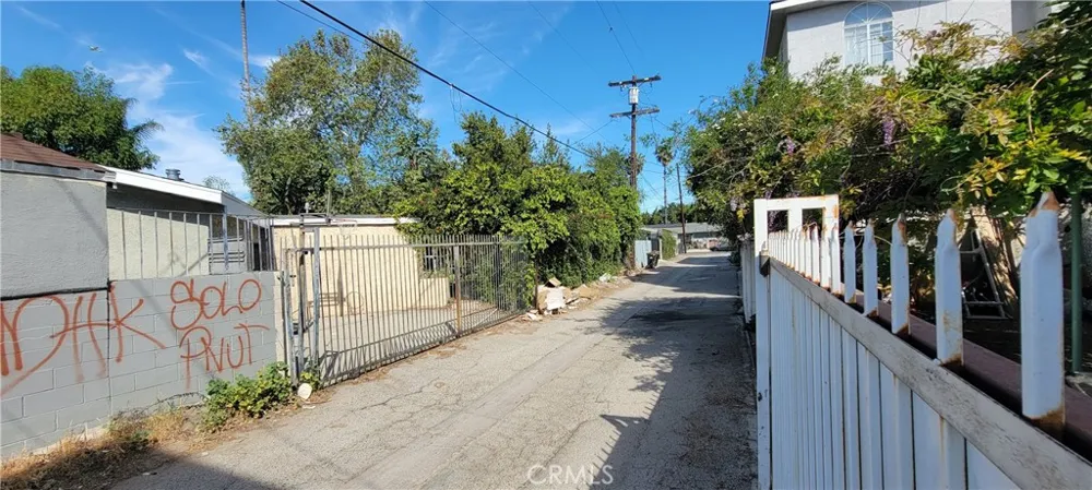 6467 Woodley Van Nuys, CA 91406
