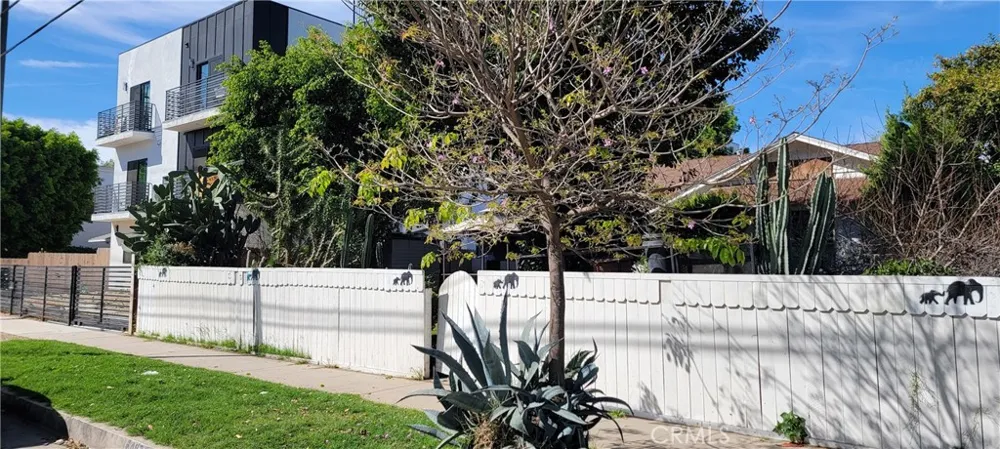 6467 Woodley Van Nuys, CA 91406