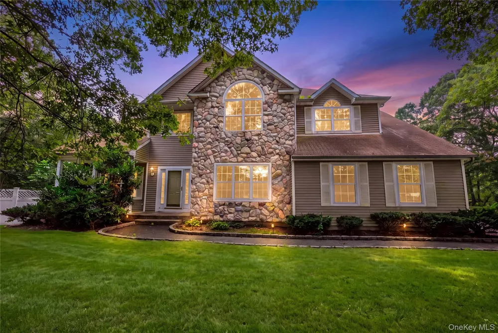 16 Jacobsen Court Medford, NY 11763