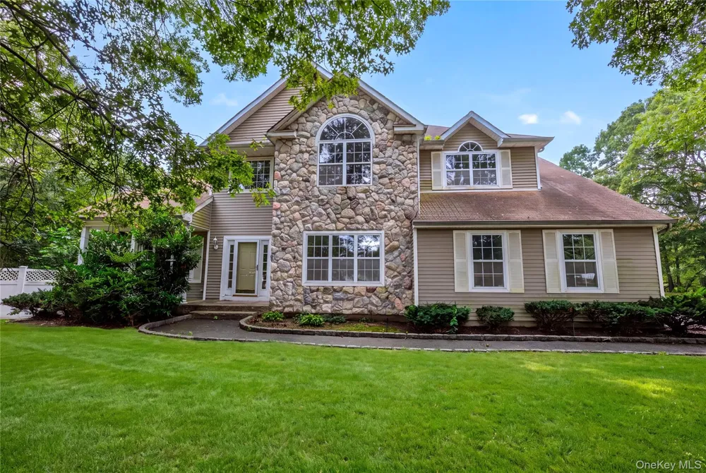 16 Jacobsen Court Medford, NY 11763