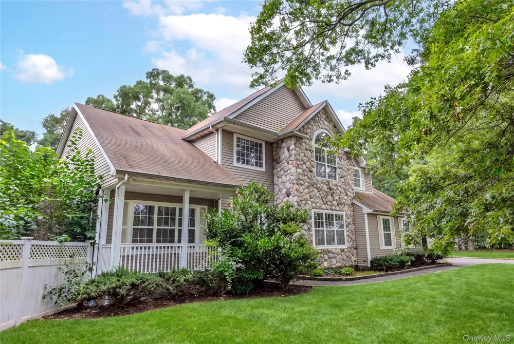16 Jacobsen Court Medford, NY 11763