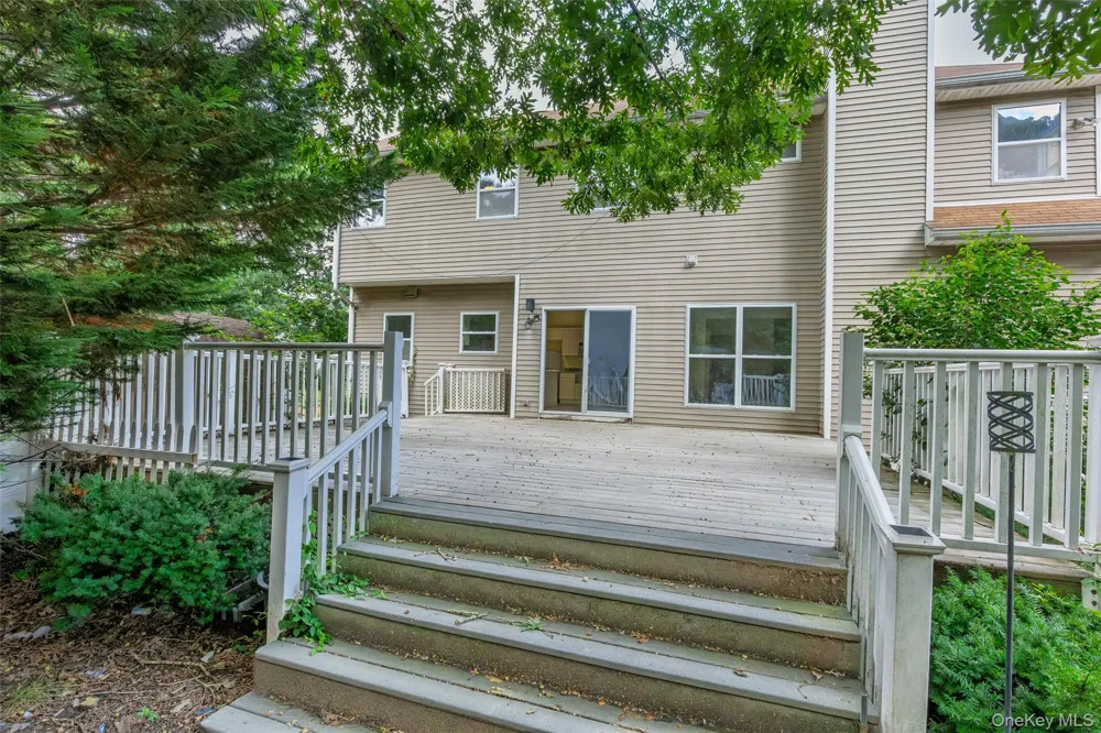 16 Jacobsen Court Medford, NY 11763