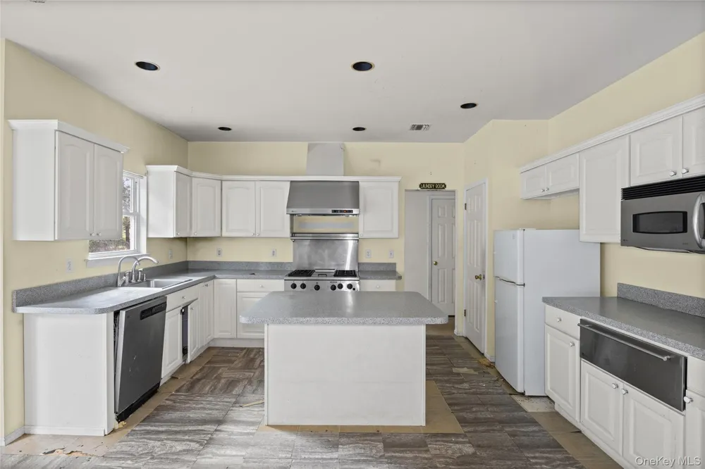 16 Jacobsen Court Medford, NY 11763