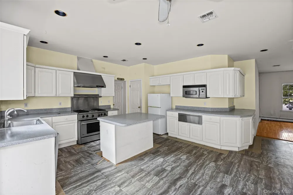 16 Jacobsen Court Medford, NY 11763
