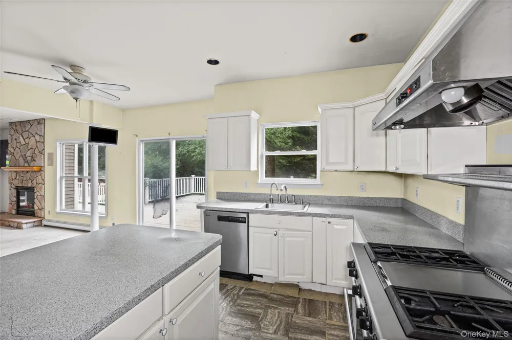 16 Jacobsen Court Medford, NY 11763