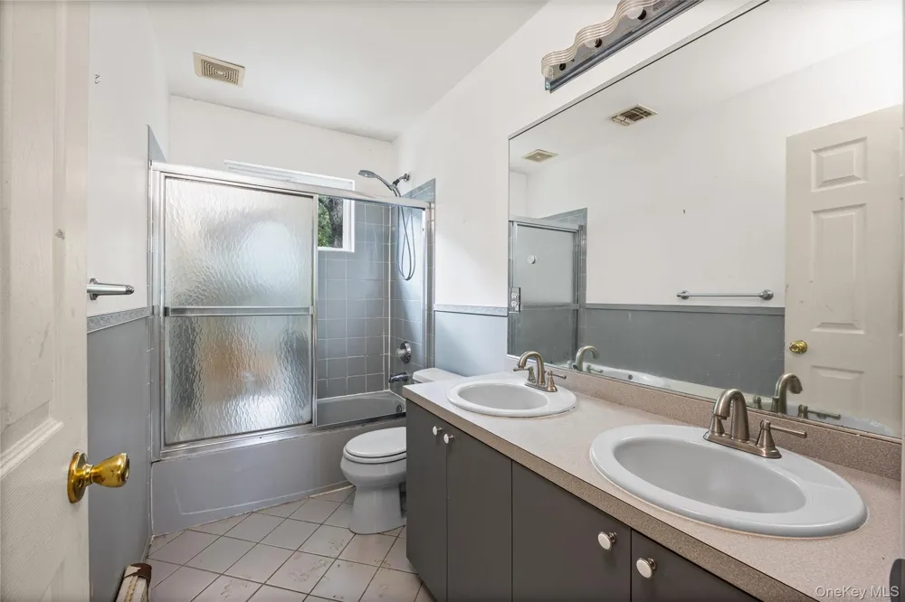 16 Jacobsen Court Medford, NY 11763