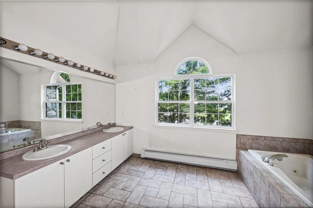 16 Jacobsen Court Medford, NY 11763