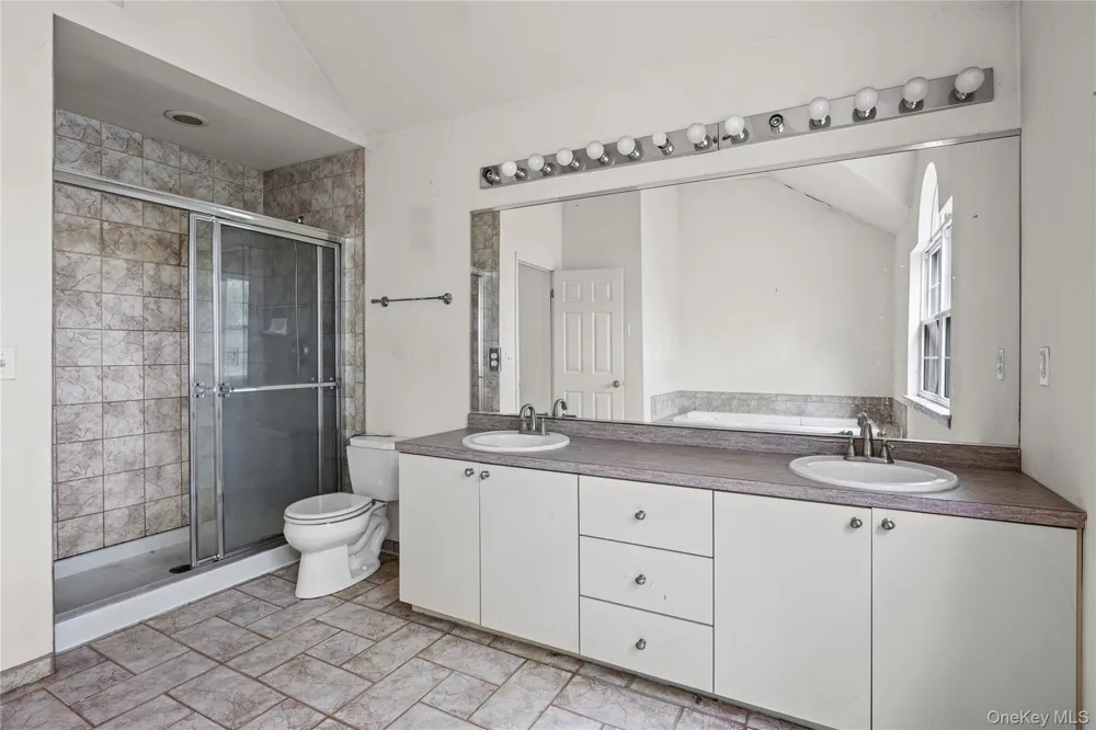 16 Jacobsen Court Medford, NY 11763
