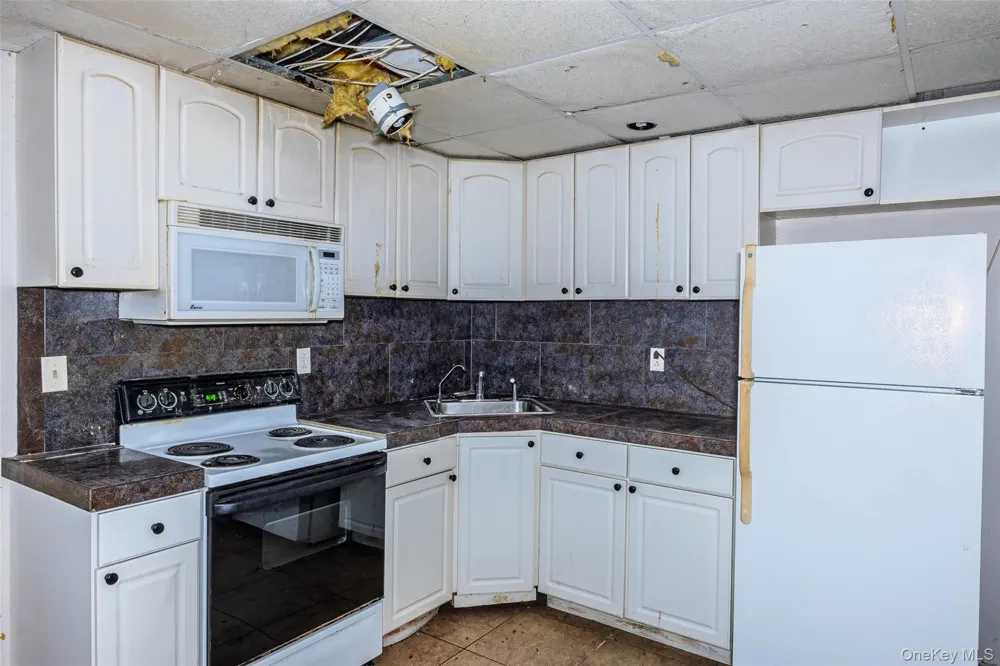 16 Jacobsen Court Medford, NY 11763