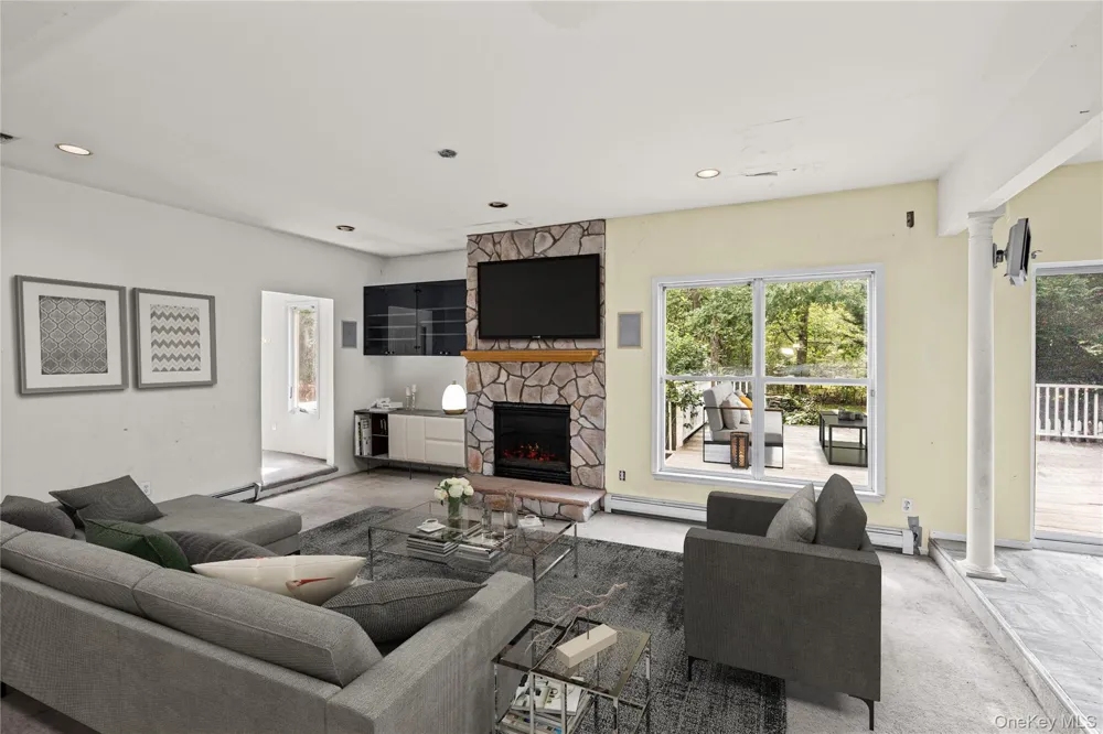 16 Jacobsen Court Medford, NY 11763
