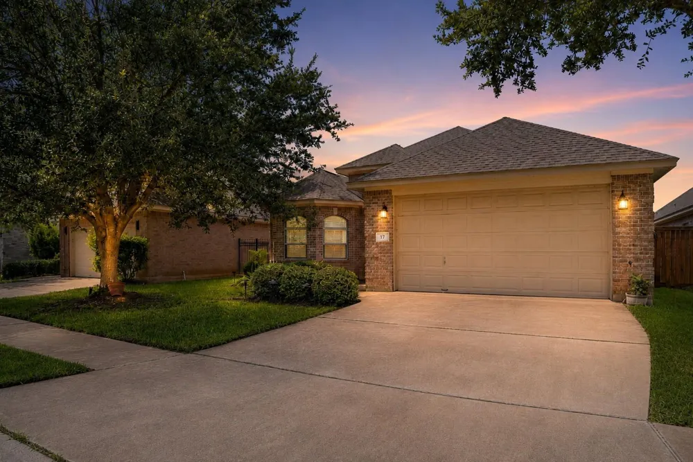 17 Red Oak Court Lake Jackson, TX 77566