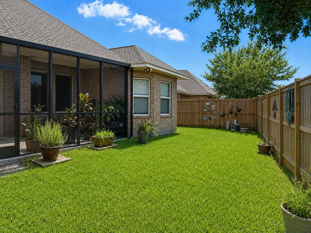 17 Red Oak Court Lake Jackson, TX 77566