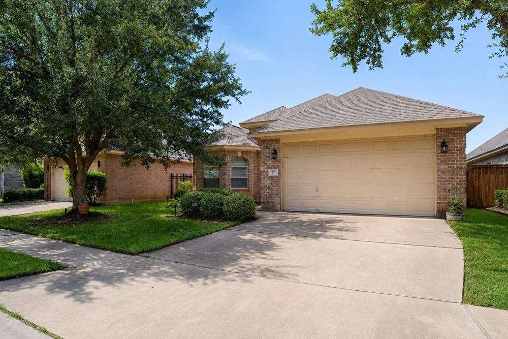 17 Red Oak Court Lake Jackson, TX 77566