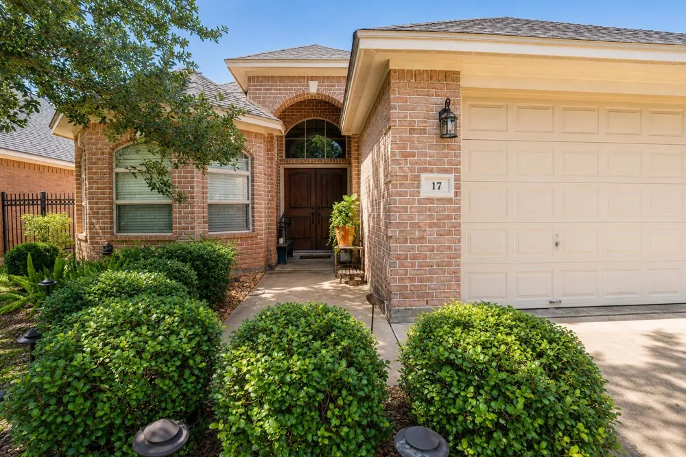 17 Red Oak Court Lake Jackson, TX 77566